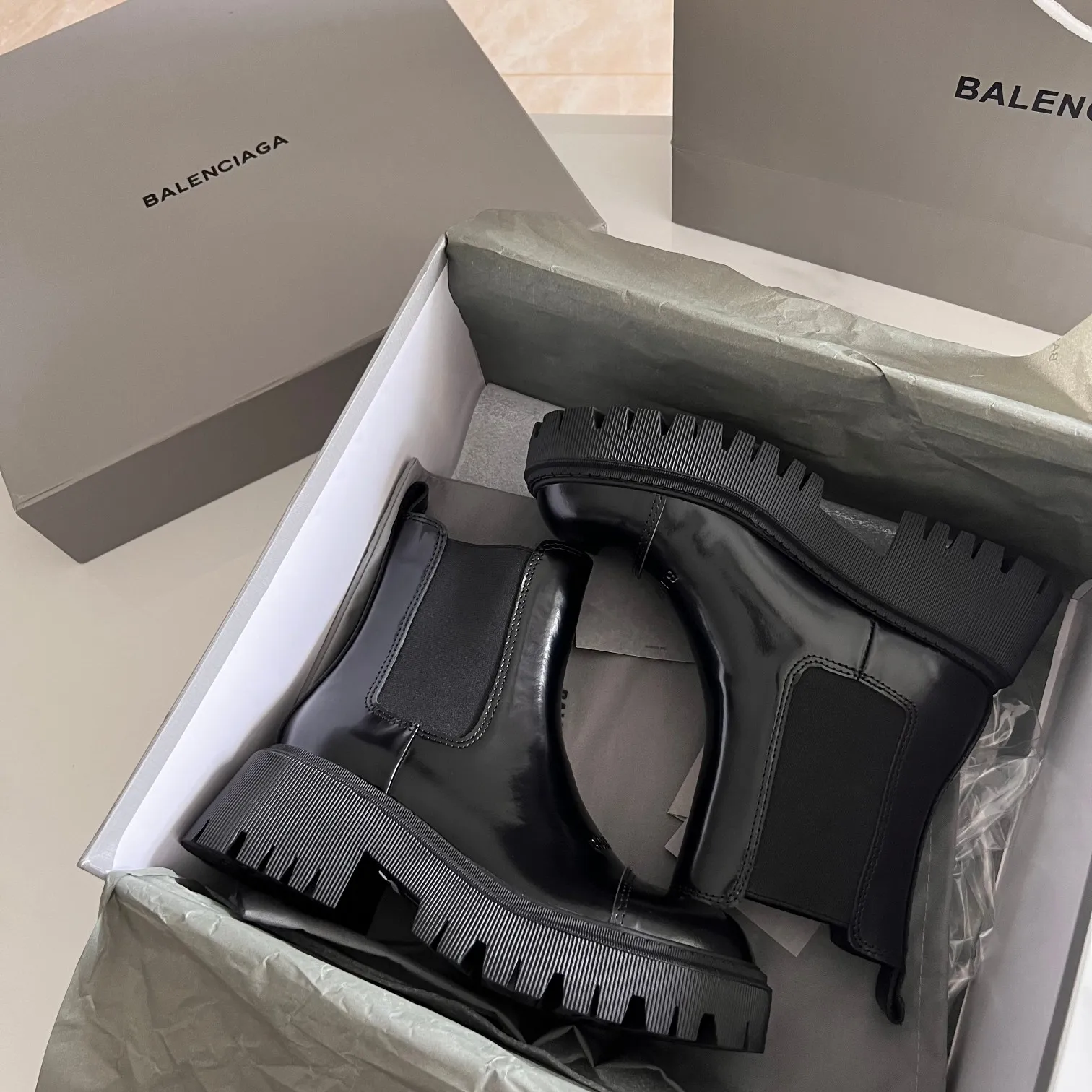 👟👟Ex-factory price 700👟👟 BALENCIAGA# Balenciaga's new big-toe derby shoes TRACTOR big-toe derby shoes loafers👞 Original medium-gloss open-edge beaded cowhide. Restrained and stylish. Matching the brand logo on the shoe cover. The rhythm of closing your eyes. The lining and feet are made of black silk cowhide. The texture is soft and delicate. The gear-shaped rubber outsole is 5cm higher. Size: 35-40 (customization of 40 pieces is not returnable)
